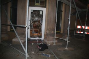 Mehr über den Artikel erfahren Einbrecher schwer verletzt