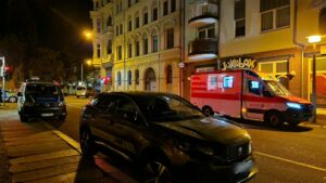 Mehr über den Artikel erfahren Drogenhotspot in Halle: Sicherheitsmitarbeiter mit Messern und Flex angegriffen